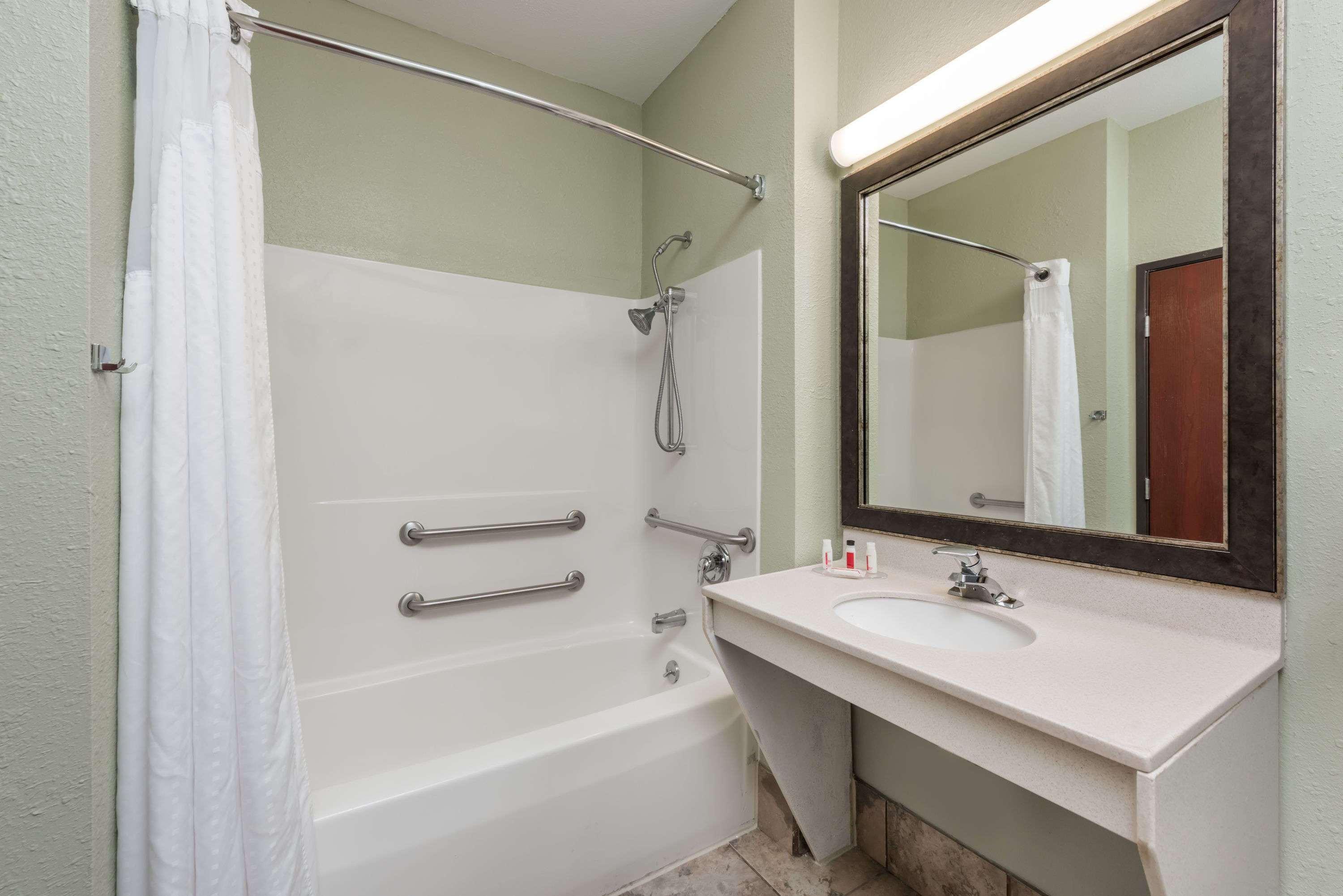 Seasons Inn & Suites Highland Extérieur photo