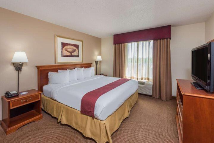 Seasons Inn & Suites Highland Extérieur photo